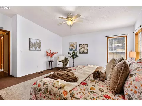 Bedroom - 1515 Morgensen Rd, Mosier, OR 97040 photo 2 of 7
