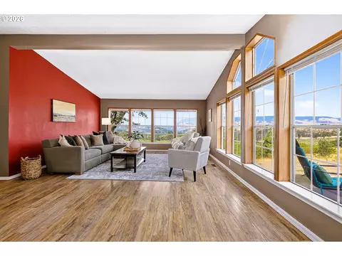Living - 1515 Morgensen Rd, Mosier, OR 97040 photo 5 of 6