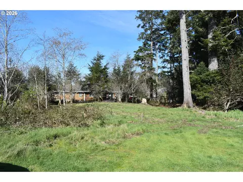 9 Th St, Gearhart, OR 97138