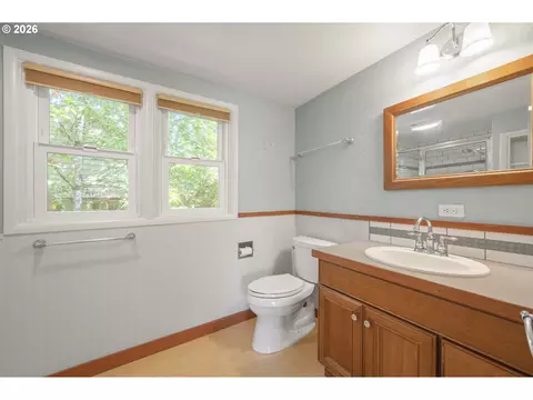 Bath - 2362 Charnelton St, Eugene, OR 97405 photo 3 of 4