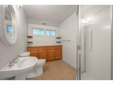 Bath - 2362 Charnelton St, Eugene, OR 97405 photo 1 of 4