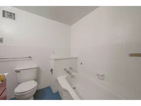 Bath - 2362 Charnelton St, Eugene, OR 97405 photo 4 of 4