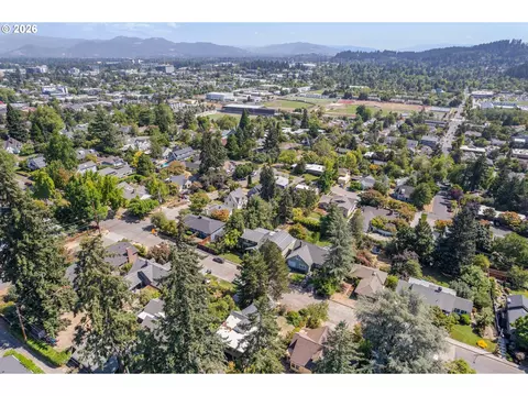 View/Area - 2362 Charnelton St, Eugene, OR 97405 photo 2 of 2
