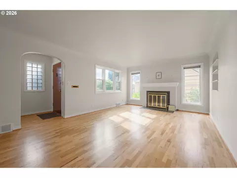 Living - 2362 Charnelton St, Eugene, OR 97405 photo 1 of 8