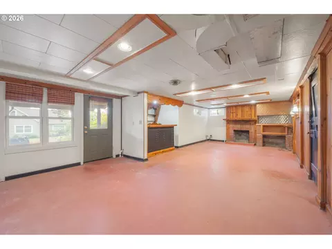 Living - 2362 Charnelton St, Eugene, OR 97405 photo 5 of 8
