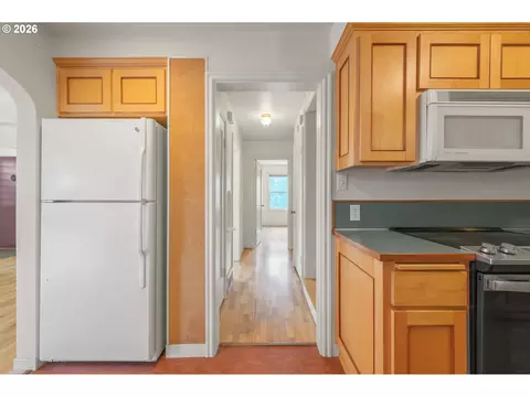 Entry Way - 2362 Charnelton St, Eugene, OR 97405 photo 2 of 5