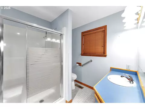 Bath - 600 E Mountainview Dr, Newberg, OR 97132 photo 3 of 4