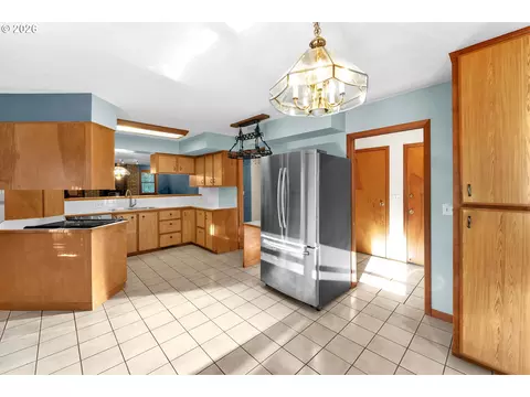 Kitchen - 600 E Mountainview Dr, Newberg, OR 97132 photo 2 of 4