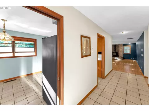 Entry Way - 600 E Mountainview Dr, Newberg, OR 97132 photo 1 of 2