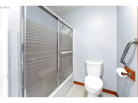 Bath - 600 E Mountainview Dr, Newberg, OR 97132 photo 1 of 4