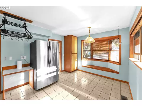 Kitchen - 600 E Mountainview Dr, Newberg, OR 97132 photo 3 of 4