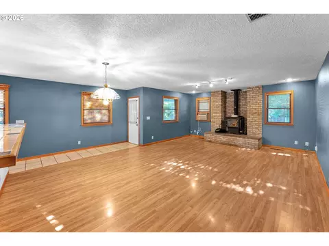 Living - 600 E Mountainview Dr, Newberg, OR 97132 photo 1 of 3