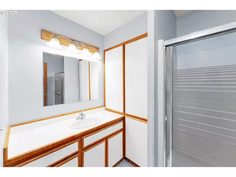 Bath - 600 E Mountainview Dr, Newberg, OR 97132 photo 2 of 4
