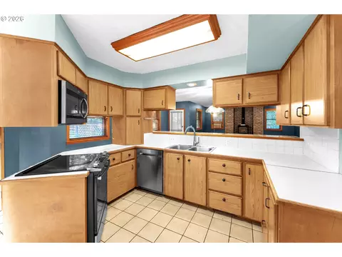 Kitchen - 600 E Mountainview Dr, Newberg, OR 97132 photo 4 of 4