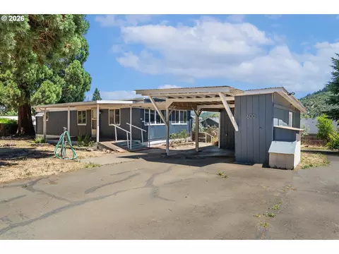 600 SEdgewood St, Winston, OR 97496
