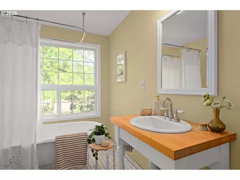 Bath - 84640 Lorane Hwy, Eugene, OR 97405 photo 3 of 4