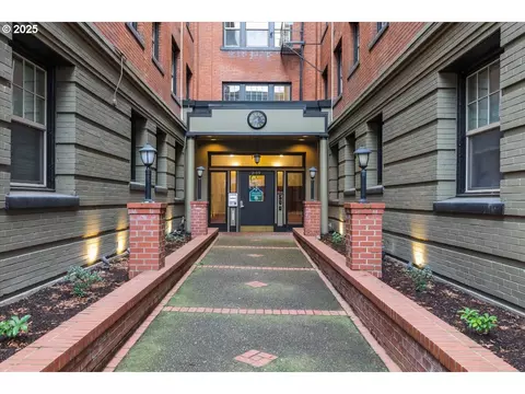 2109 NW Irving St #208, Portland, OR 97210