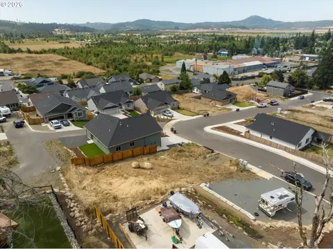 View/Area - 775 Boulder Loop, Creswell, OR 97426 photo 5 of 12
