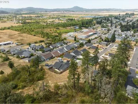 View/Area - 775 Boulder Loop, Creswell, OR 97426 photo 8 of 12