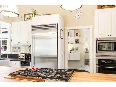 Kitchen - 2669 Garfield St, Eugene, OR 97405 photo 2 of 6