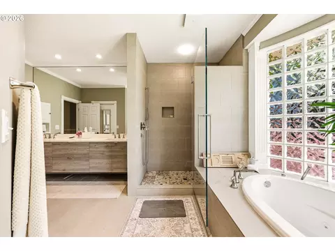 Bath - 2669 Garfield St, Eugene, OR 97405 photo 3 of 5