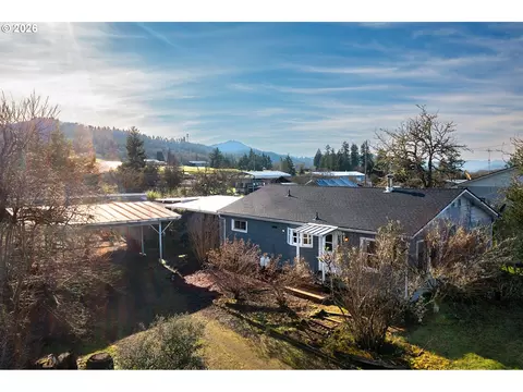 233 Crowsfoot Rd, Oakland, OR 97462