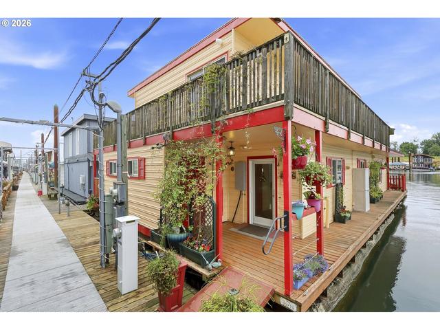 550 N Tomahawk Island Dr, Portland, OR 97217