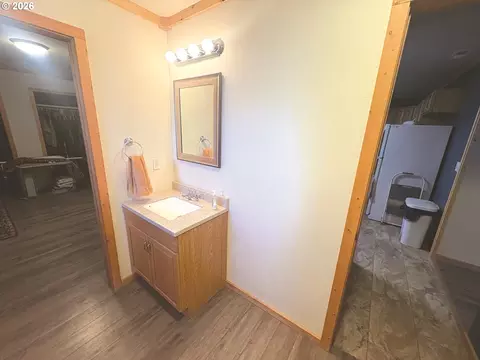 Bath - 585 Hager St, Heppner, OR 97836 photo 4 of 5