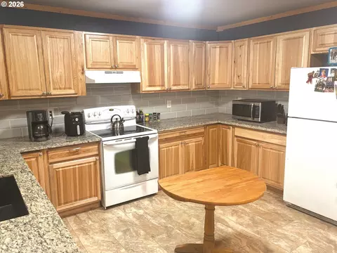 Kitchen - 585 Hager St, Heppner, OR 97836 photo 2 of 2