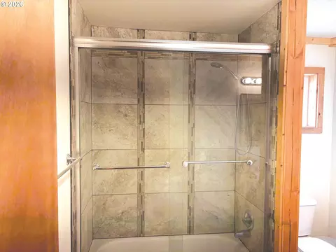 Bath - 585 Hager St, Heppner, OR 97836 photo 2 of 5