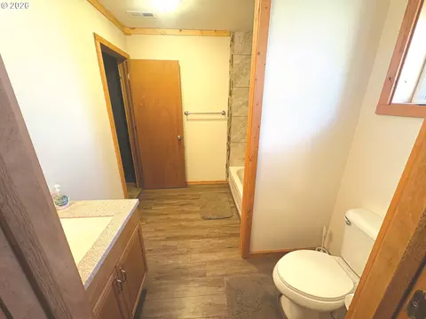 Bath - 585 Hager St, Heppner, OR 97836 photo 3 of 5