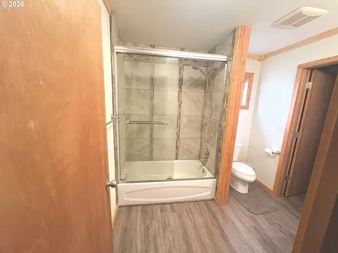 Bath - 585 Hager St, Heppner, OR 97836 photo 1 of 5