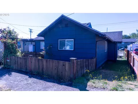2417 10th St, Tillamook, OR 97141