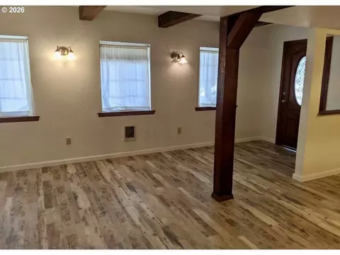 Living - 239 Maple St, Florence, OR 97439 photo 2 of 3