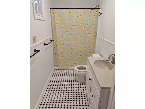 Bath - 239 Maple St, Florence, OR 97439 photo 3 of 3