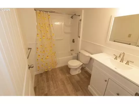 Bath - 239 Maple St, Florence, OR 97439 photo 1 of 3