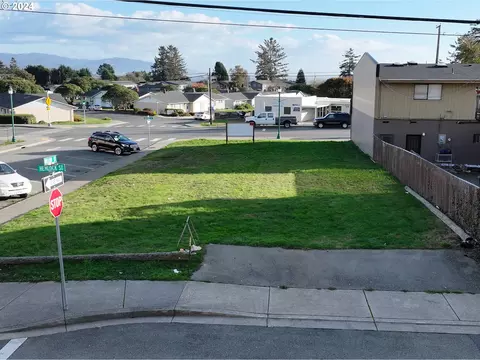 531 Hemlock St, Brookings, OR 97415