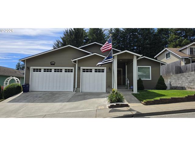 917 5 7th St, Brookings, OR 97415