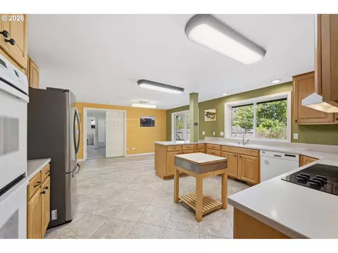 Kitchen - 2279 Blackburn St, Eugene, OR 97405 photo 4 of 4