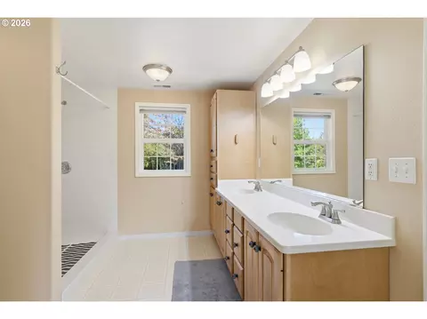 Bath - 2279 Blackburn St, Eugene, OR 97405 photo 4 of 6
