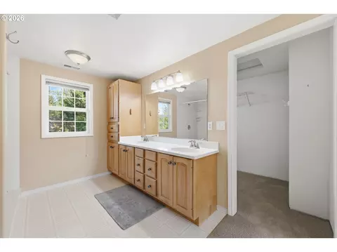 Bath - 2279 Blackburn St, Eugene, OR 97405 photo 3 of 6
