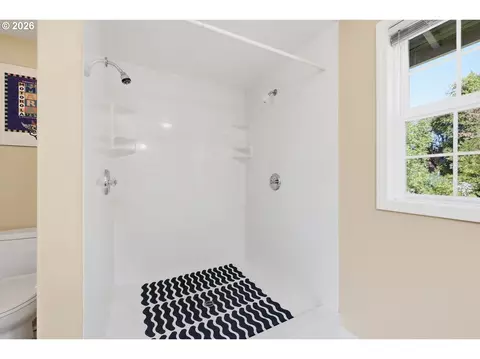Bath - 2279 Blackburn St, Eugene, OR 97405 photo 5 of 6