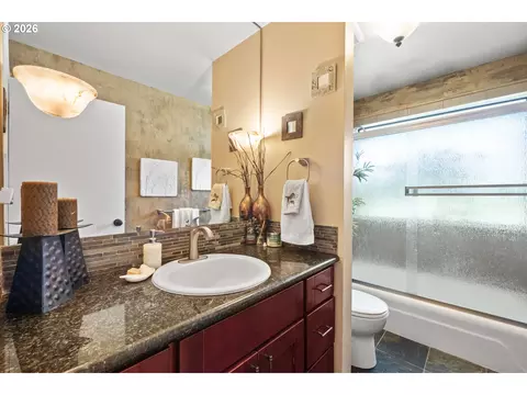 Bath - 3910 SEl Camino Dr, Gresham, OR 97080 photo 2 of 3