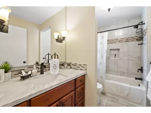 Bath - 3910 SEl Camino Dr, Gresham, OR 97080 photo 1 of 3