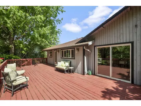 Exterior - 3910 SEl Camino Dr, Gresham, OR 97080 photo 3 of 10