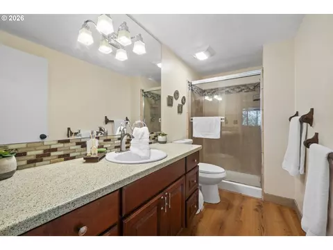 Bath - 3910 SEl Camino Dr, Gresham, OR 97080 photo 3 of 3