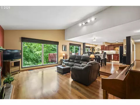 Living - 3910 SEl Camino Dr, Gresham, OR 97080 photo 2 of 4