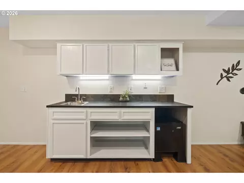 Kitchen - 3910 SEl Camino Dr, Gresham, OR 97080 photo 4 of 4