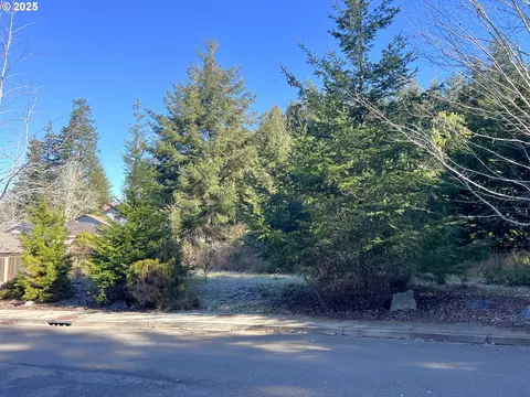 2211 Timberline Dr #27, Coos Bay, OR 97420