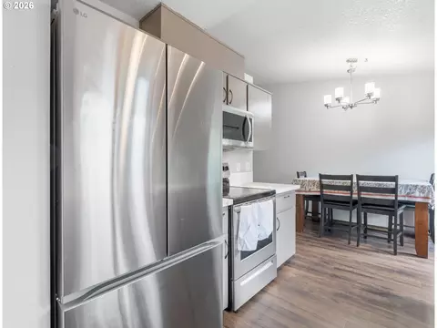 Kitchen - 1336 SE La Mesa Ave, Gresham, OR 97080 photo 3 of 4